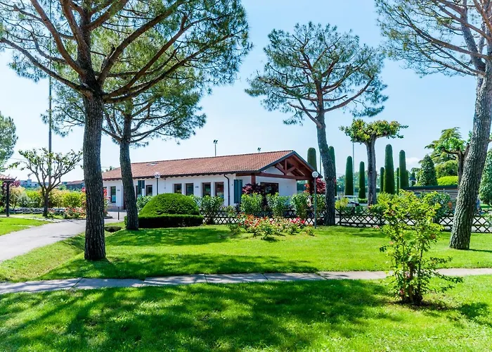 Hotel pres du College: Del Garda Village And Camping